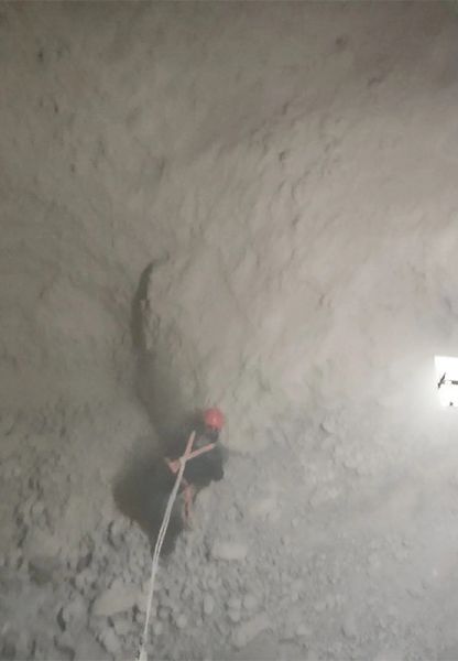 水泥庫清庫，清理鋼板倉